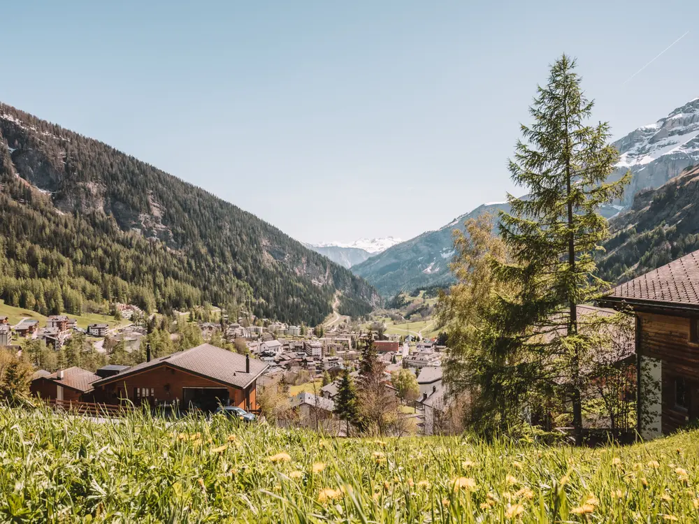 Blick auf Leukerbad im Frühling