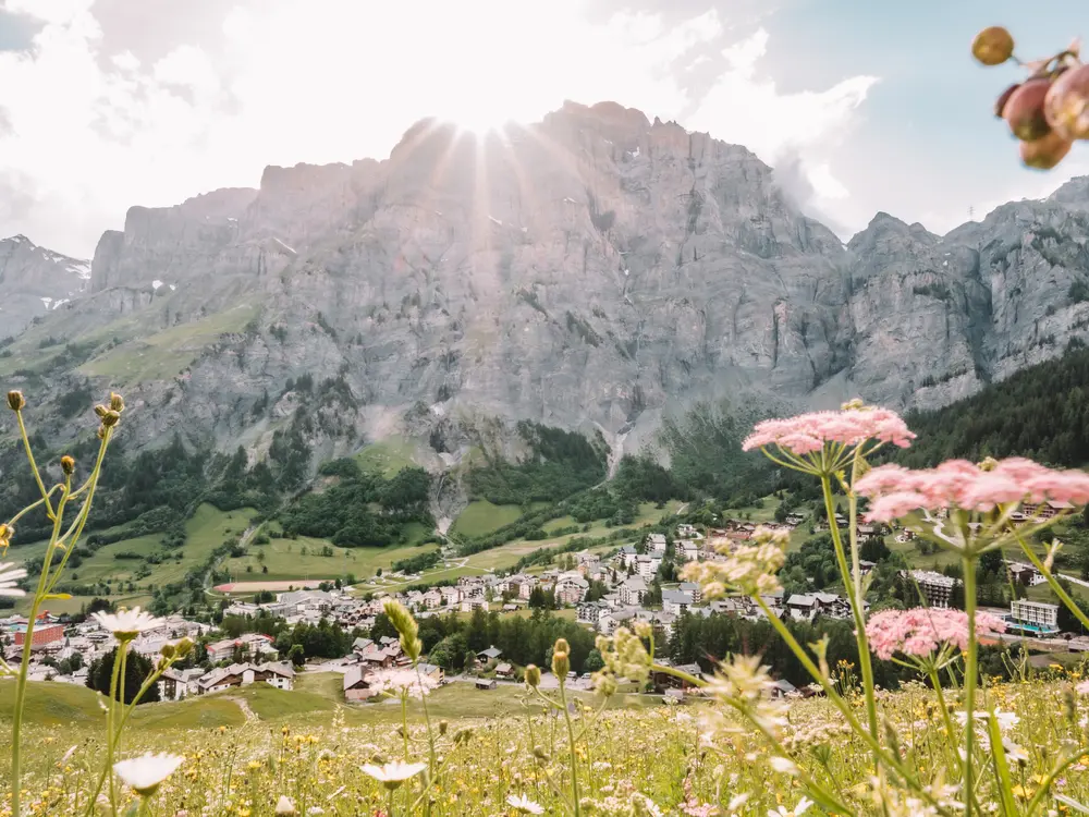 Die Sonne blinkt hinter den Gipfeln von Leukerbad