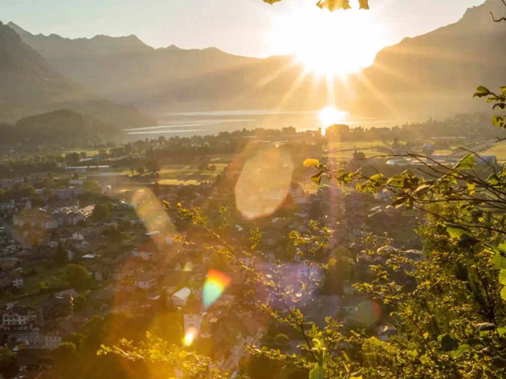 Sicht auf Interlaken in der Abendsonne