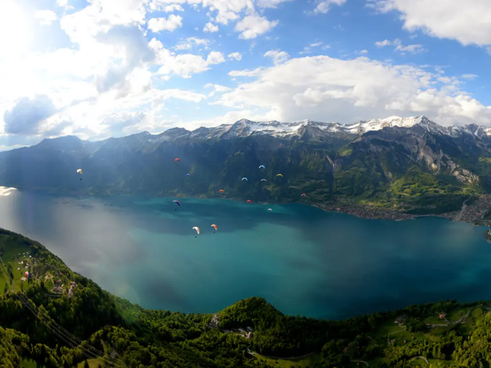 Paraglider über dem Brienzersee