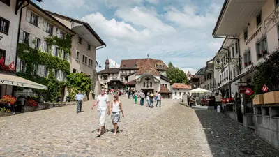 Fußgänger im historischen Städtchen Greyerz
