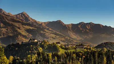 Das mittelalterliche Städtchen von Gruyeres von Bulle aus gesehen.