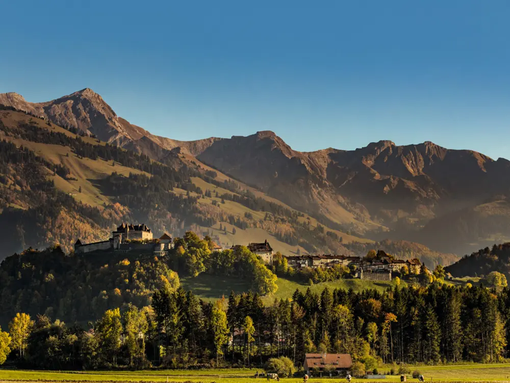 Das mittelalterliche Städtchen von Gruyeres von Bulle aus gesehen.