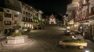 Mittelalterlicher Ortskern von Greyerz bei Nacht