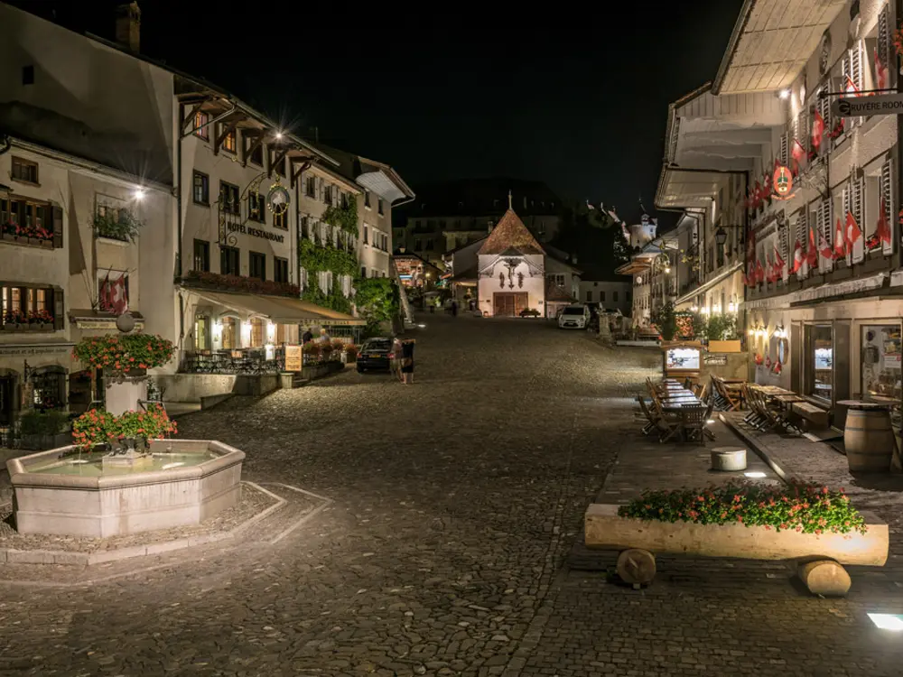 Mittelalterlicher Ortskern von Greyerz bei Nacht