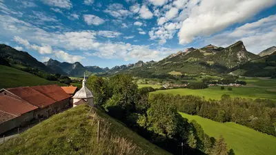 .Chapelle du Roc im regionalen Naturpark Gruyere Pays-d'Enhaut
