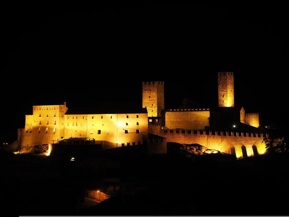 Castel Grande bei Nacht