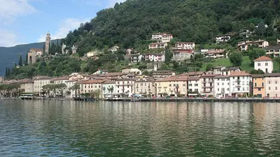 Blick vom Luganer See auf die Ufer-Häuserfront von Morcote