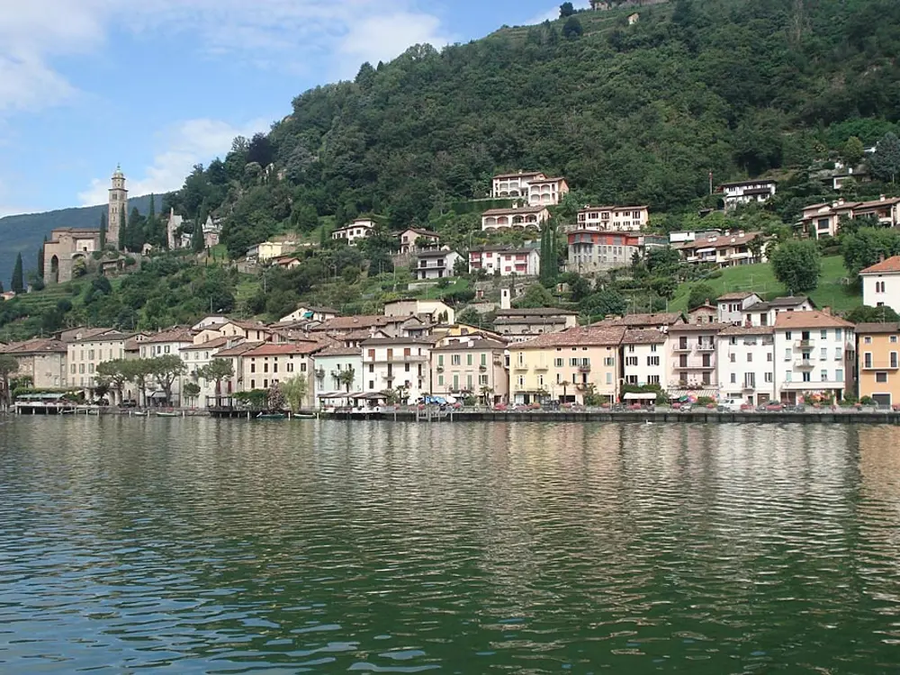 Blick vom Luganer See auf die Ufer-Häuserfront von Morcote