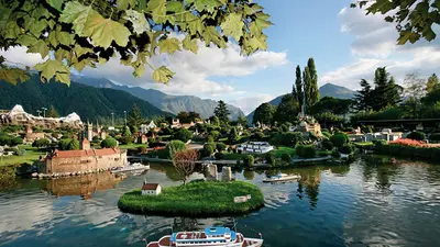 Blick auf einen Miniaturbau des Swissminiatur-Parks in Melide