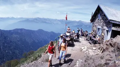 Wanderer an einer Berghütte in der Region Lugano