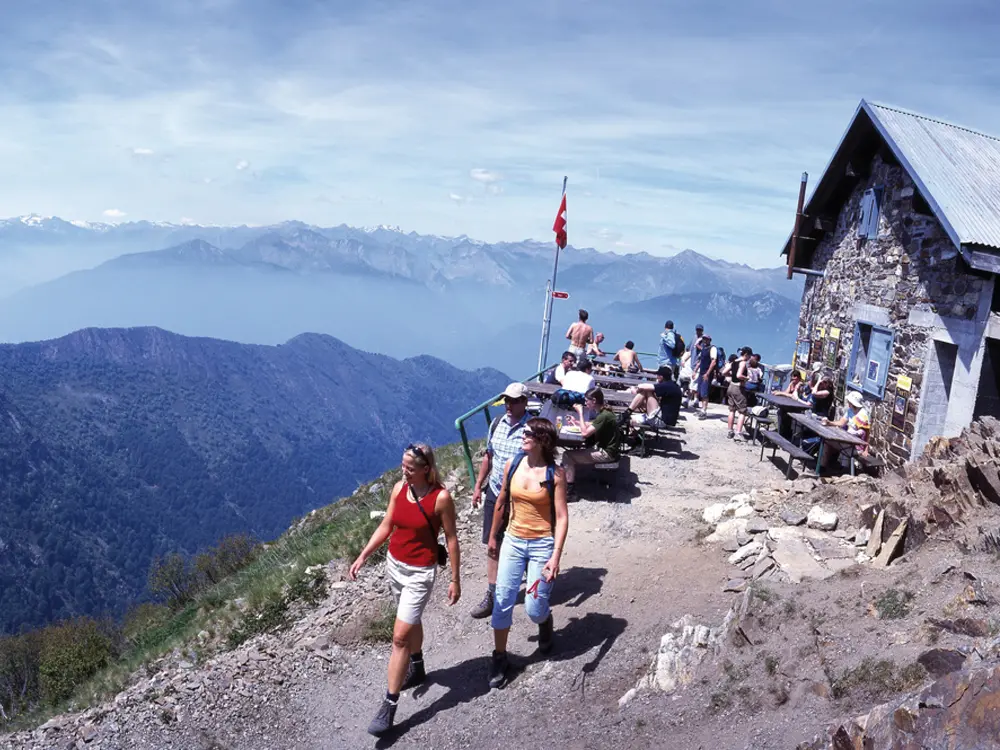 Wanderer an einer Berghütte in der Region Lugano