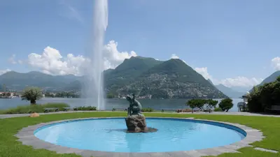 Blick auf einen Brunnen am Ufer vom Luganer See