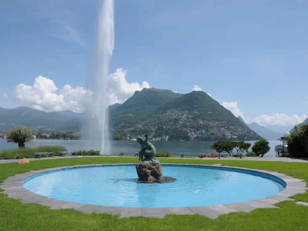 Blick auf einen Brunnen am Ufer vom Luganer See