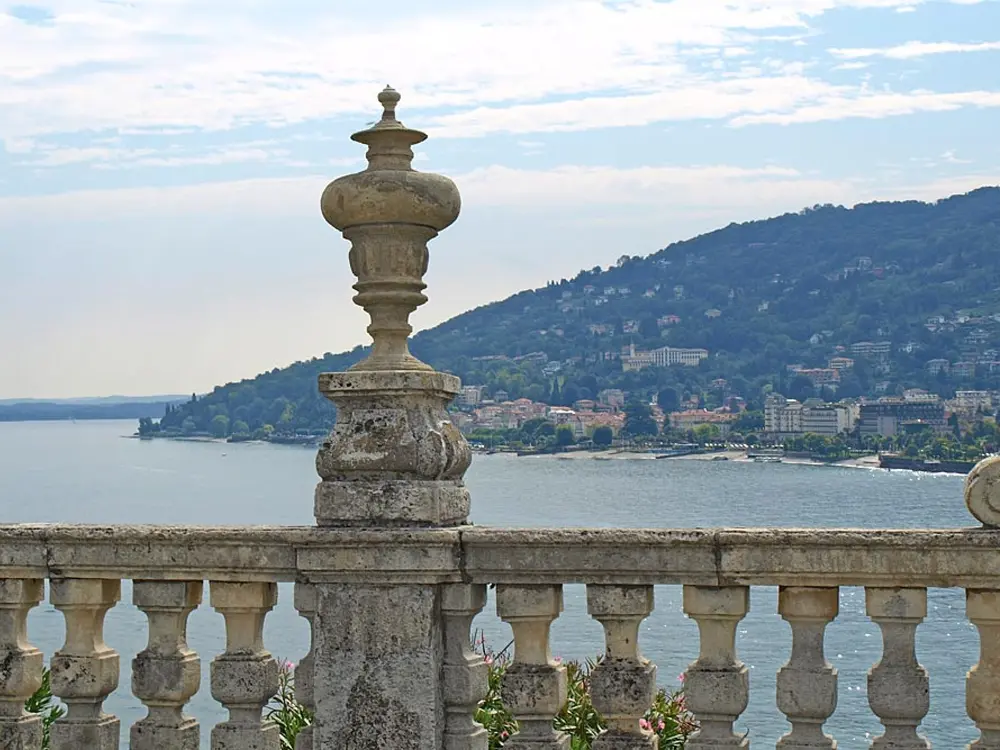 Blick von der Bella Isola auf den Lago Maggiore