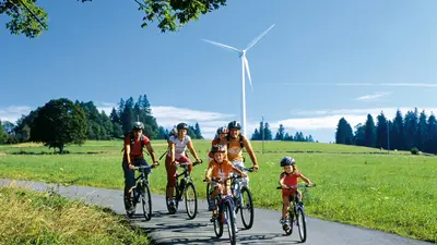 Familie beim Fahrradausflug im Berner Jura