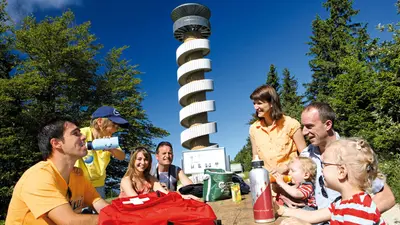 Familie beim Ausflug zum Turm von Moron im Berner Jura