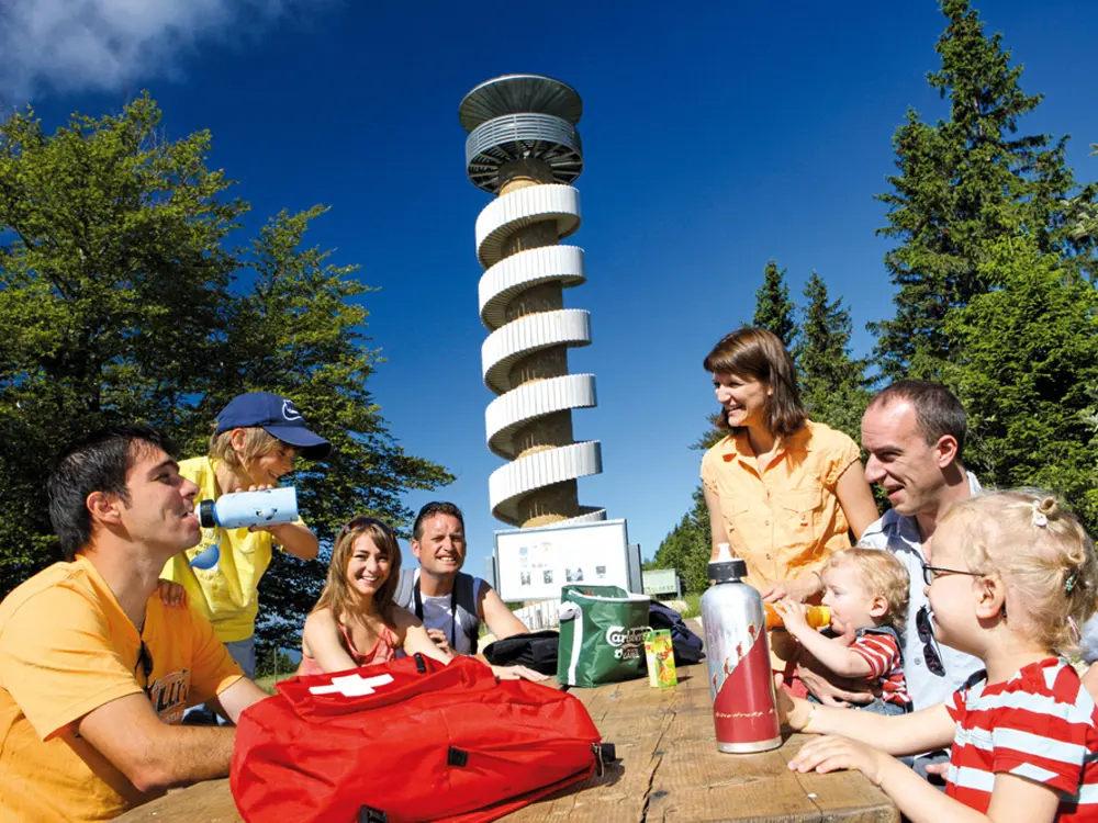 Familie beim Ausflug zum Turm von Moron im Berner Jura