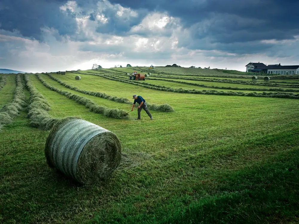 Heufeld vor Gewitterregen im Naturpark Doubs bei Les Bois