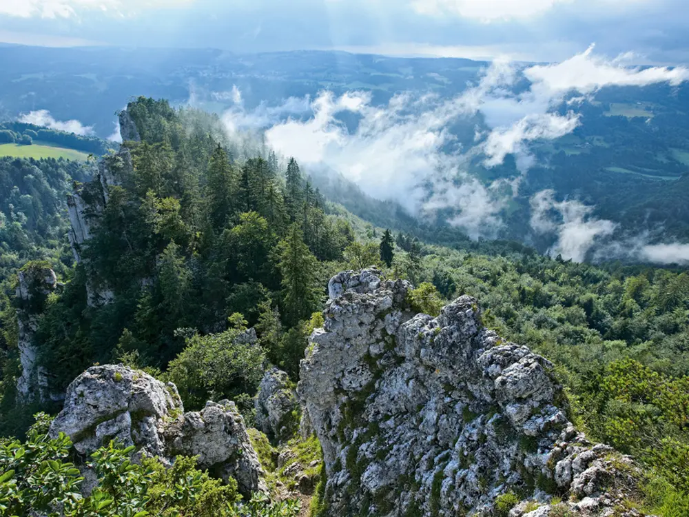 Blick von der Krete Les Sometres in die Schlucht des Doubs