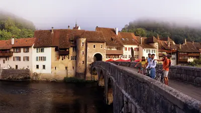 Fahrradfahrer auf der Brücke von St-Ursanne