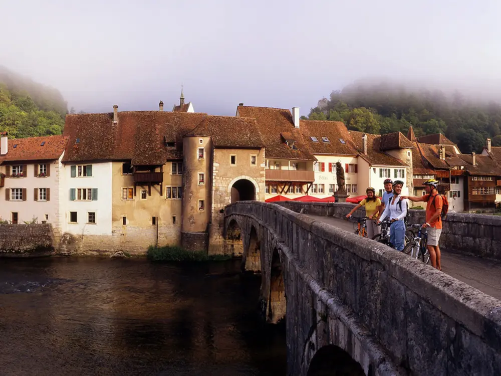 Fahrradfahrer auf der Brücke von St-Ursanne