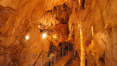 Besucher in den Tropfsteinhöhlen von Vallorbe