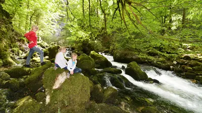 Familie in der Orbe-Schlucht