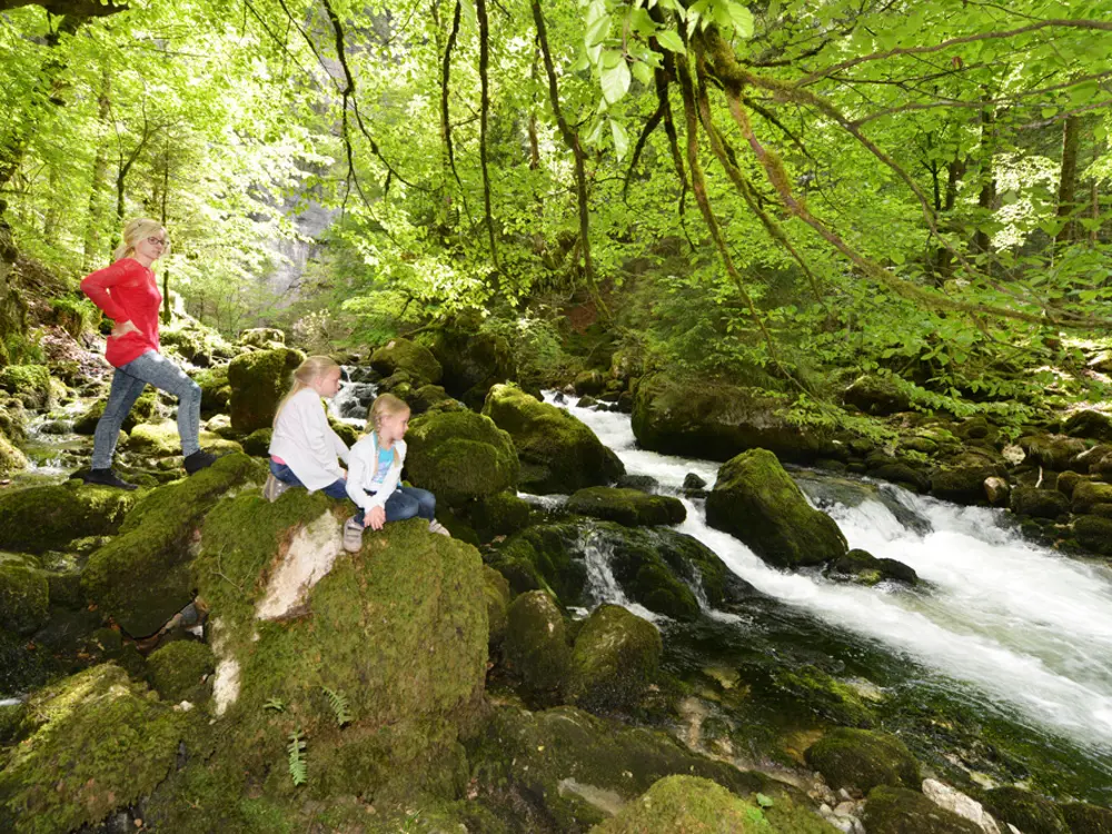Familie in der Orbe-Schlucht