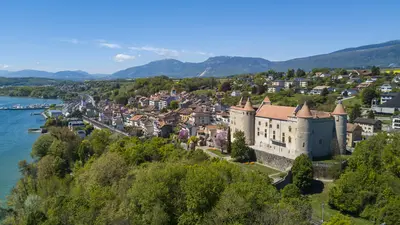 Schloss Grandson über dem Neuenburgersee