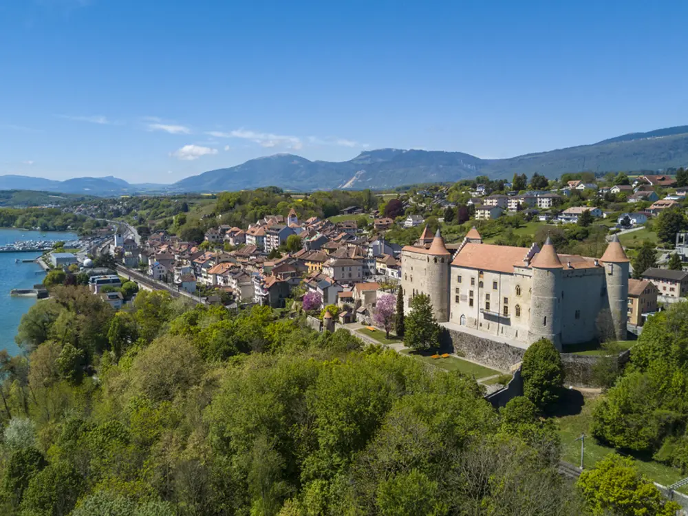 Schloss Grandson über dem Neuenburgersee