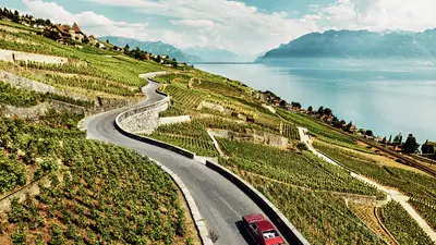 Auto auf einer Straße im Lavaux bei Epesses