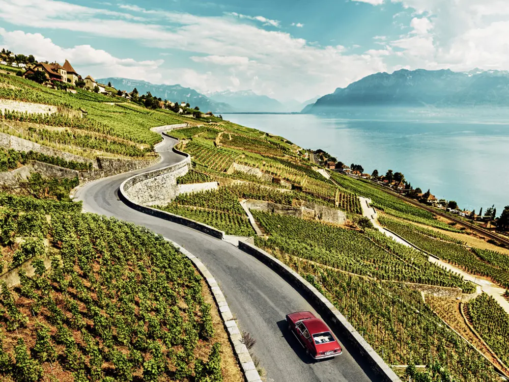 Auto auf einer Straße im Lavaux bei Epesses