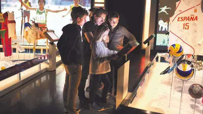 Besucher im Olympischen Museum in Lausanne