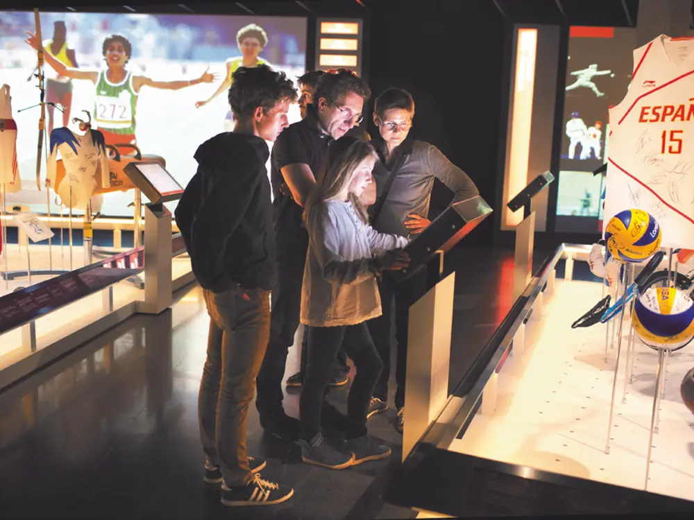 Besucher im Olympischen Museum in Lausanne