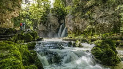 Wanderer bei Wasserfall Tine de Conflens im Waadtland