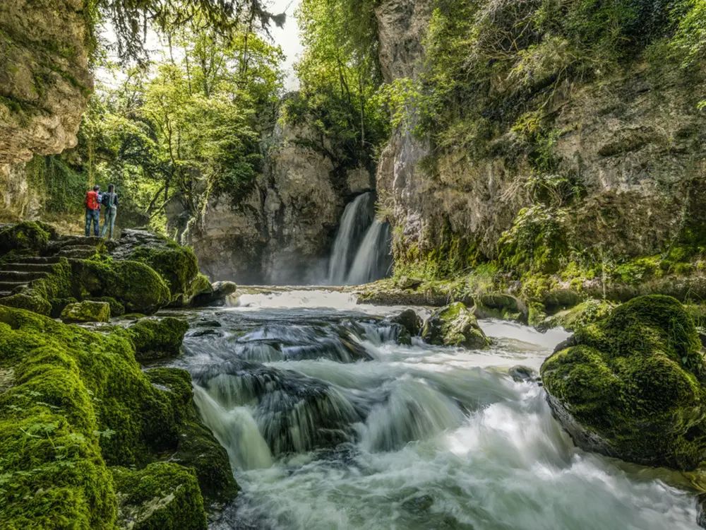 Wanderer bei Wasserfall Tine de Conflens im Waadtland