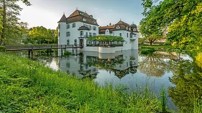 Blick auf das Weiherschloss Bottmingen