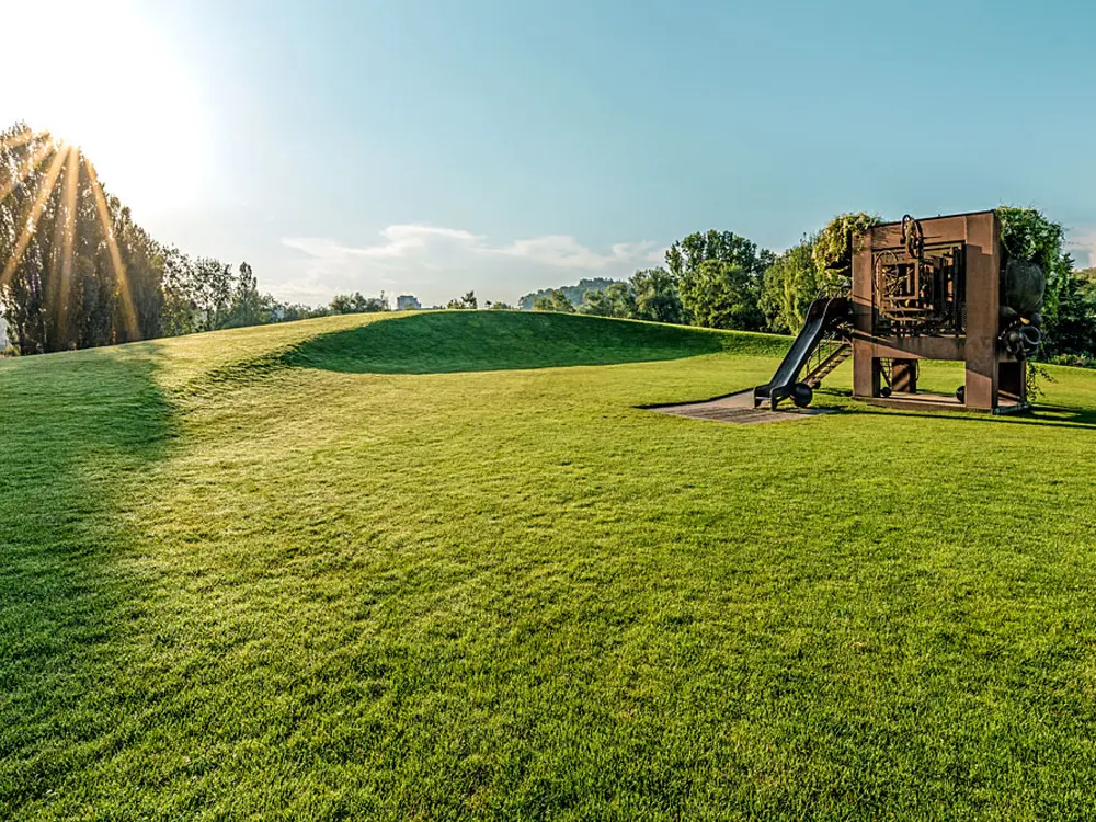 Eisenplastik in einem Park in Münchenstein