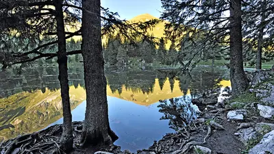 Blick auf den Gantrischsee mit dem Birehubel im Hintergrund