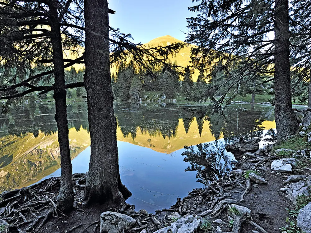 Blick auf den Gantrischsee mit dem Birehubel im Hintergrund