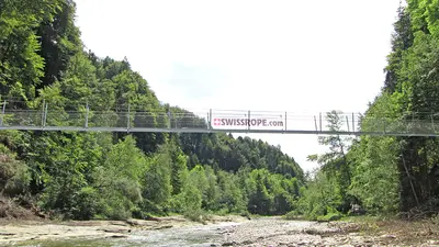 Fußgängerhängebrücke über die Sense im Naturpark Gantrisch