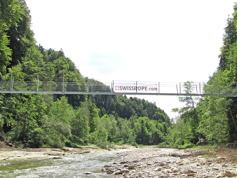 Fußgängerhängebrücke über die Sense im Naturpark Gantrisch