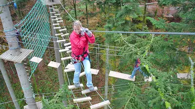 Kletterer im Seilpark Gantrisch