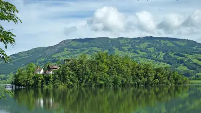 Die Insel Schwanau im Lauerzersee