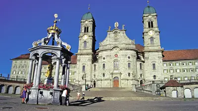 Platz vor dem Kloster Einsiedeln mit dem Liebfrauenbrunnen