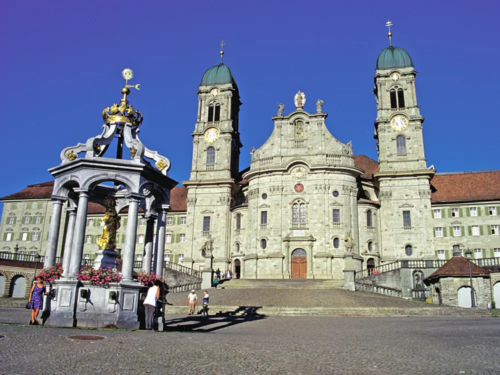 Platz vor dem Kloster Einsiedeln mit dem Liebfrauenbrunnen