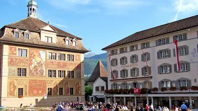 Der Hauptplatz von Schwyz mit dem Rathaus und dem Weissen Rössli