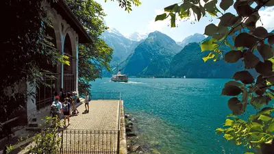 Besucher vor der Tellskapelle am Urnersee
