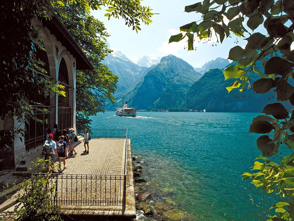 Besucher vor der Tellskapelle am Urnersee